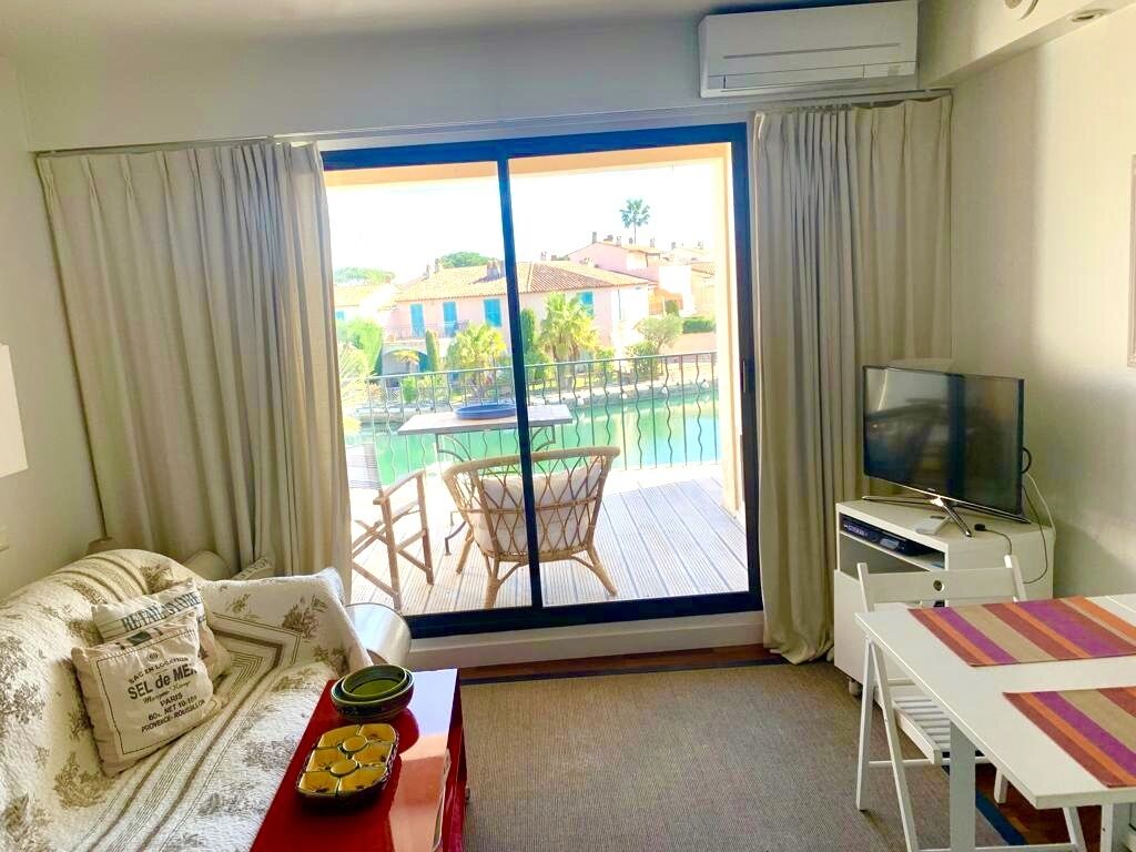 Balcon ensoleillé vue sur les canaux