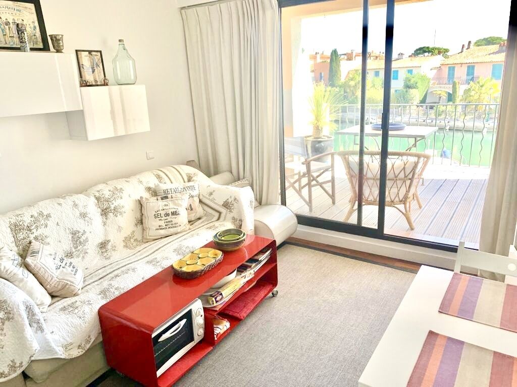 Balcon ensoleillé vue sur les canaux