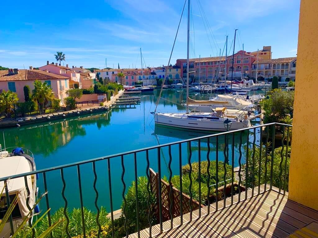 Balcon ensoleillé vue sur les canaux