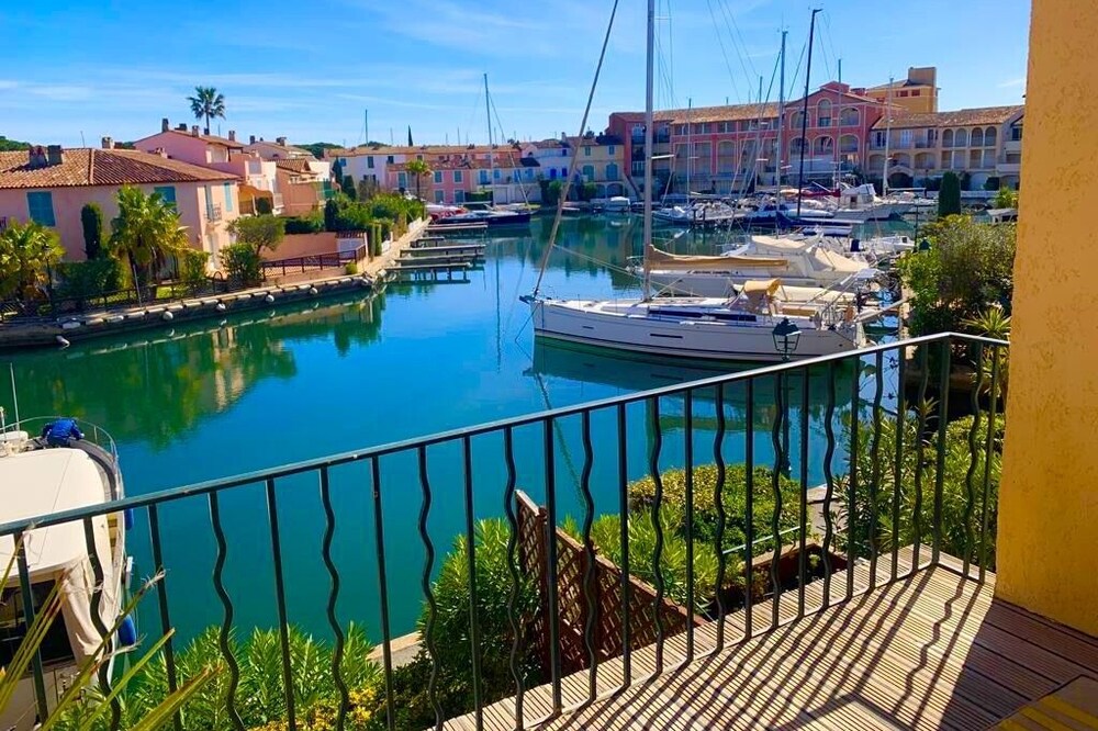 Terrasse au soleil avec la vue sur les bateaux