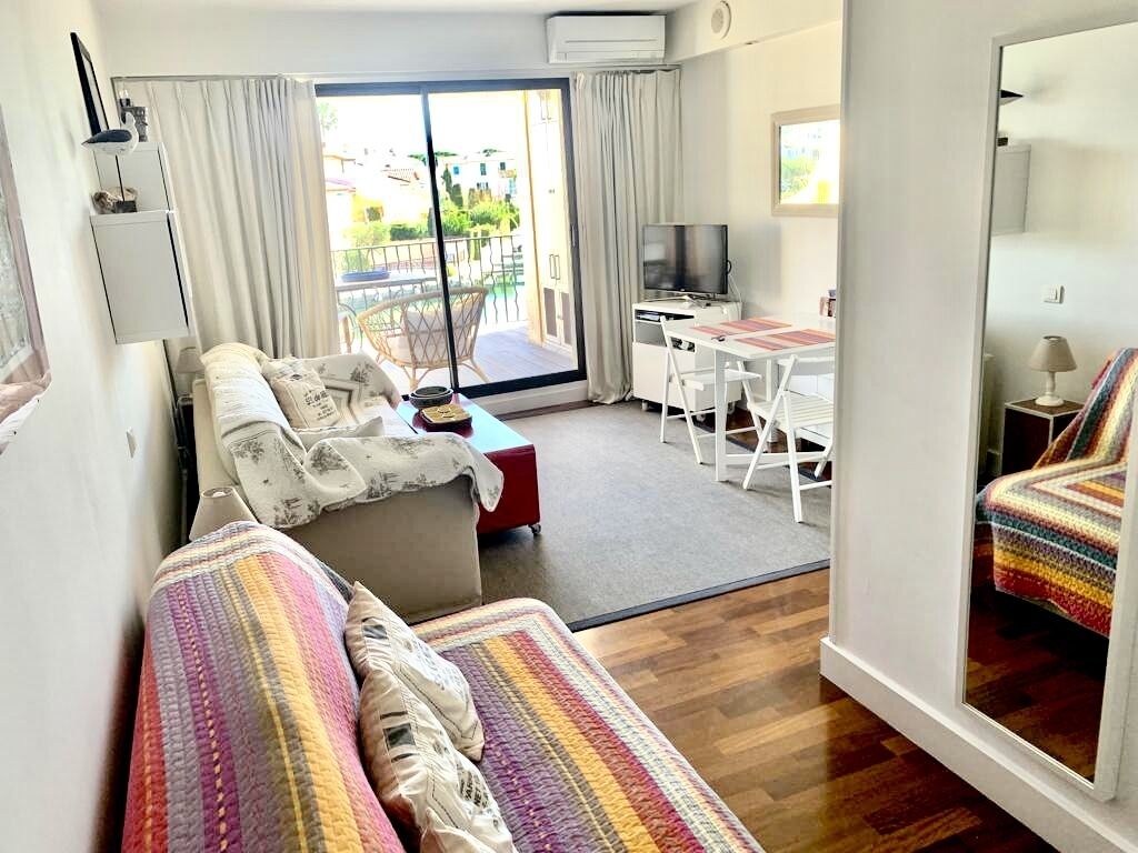 Balcon ensoleillé vue sur les canaux