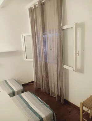 Interior - The feet in water (Poggio-Mezzana)