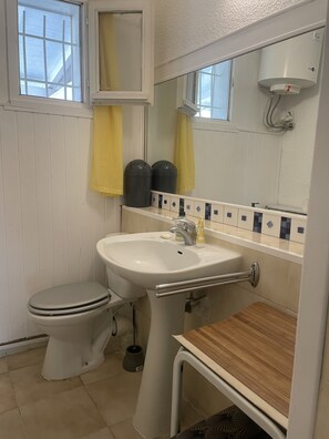 Dusche, Haartrockner, Handtücher, Toilettenpapier