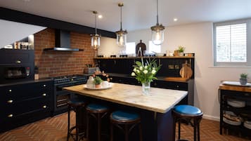 Luksushuoneisto, kylpyhuone makuuhuoneen yhteydessä (The Workshop) | Jaettu keittiö