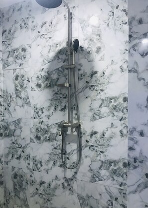 Sistema de insonorización, tabla de planchar con plancha, ropa de cama