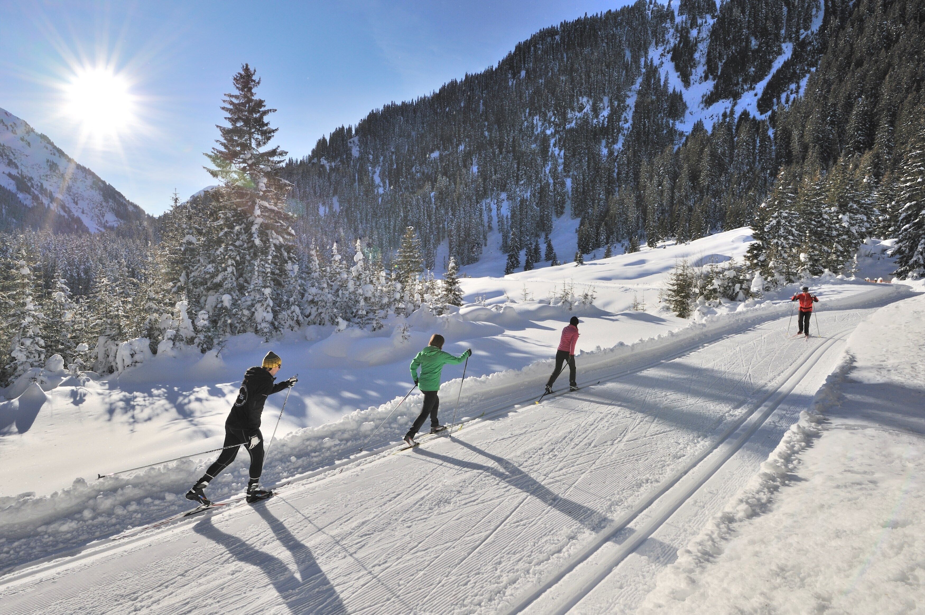 Winterliche Berglandschaft mit Skifahrern.