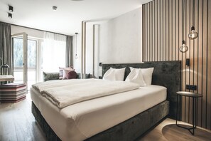 Suite – deluxe, terrasse | Allergitestet sengetøy, minibar, safe på rommet og lydisolert