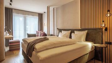 Deluxe Familiensuite mit Terrasse | Allergikerbettwaren, Minibar, Zimmersafe, schallisolierte Zimmer