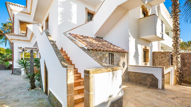 A multi-level white building with a stone staircase and a tiled roof. - 3218 Villa Eden - Primo Piano By Barbarhouse (Maruggio)