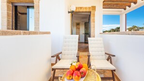 A terrace with two white cushioned chairs, a wicker basket with peaches, and a view of the sky and palm trees. - 3218 Villa Eden - Primo Piano By Barbarhouse (Maruggio)
