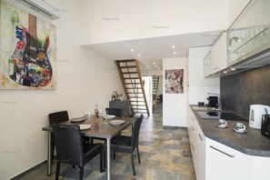 Jääkaappi, uuni, astianpesukone, keittoastiat/astiat/ruokailuvälineet