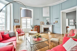 TV, DVD player - In the center of the city, apartment of exellence ! (Nantes)