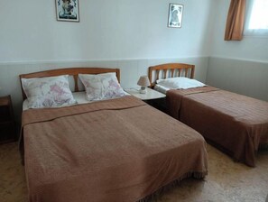 1 chambre, fer et planche à repasser, Wi-Fi gratuit, draps fournis