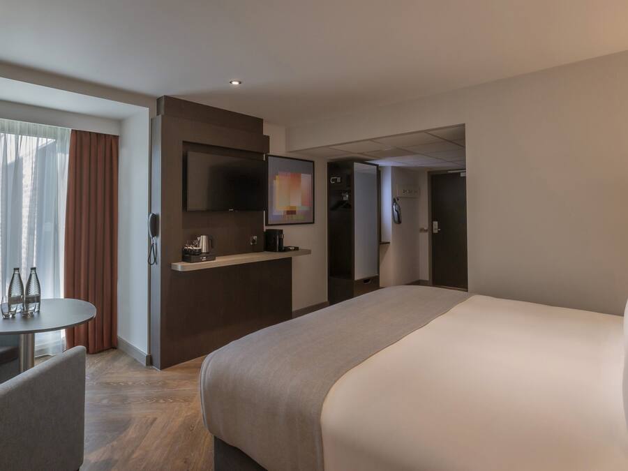 Executive King Room | Ropa de cama hipoalergénica y colchones con acolchado adicional