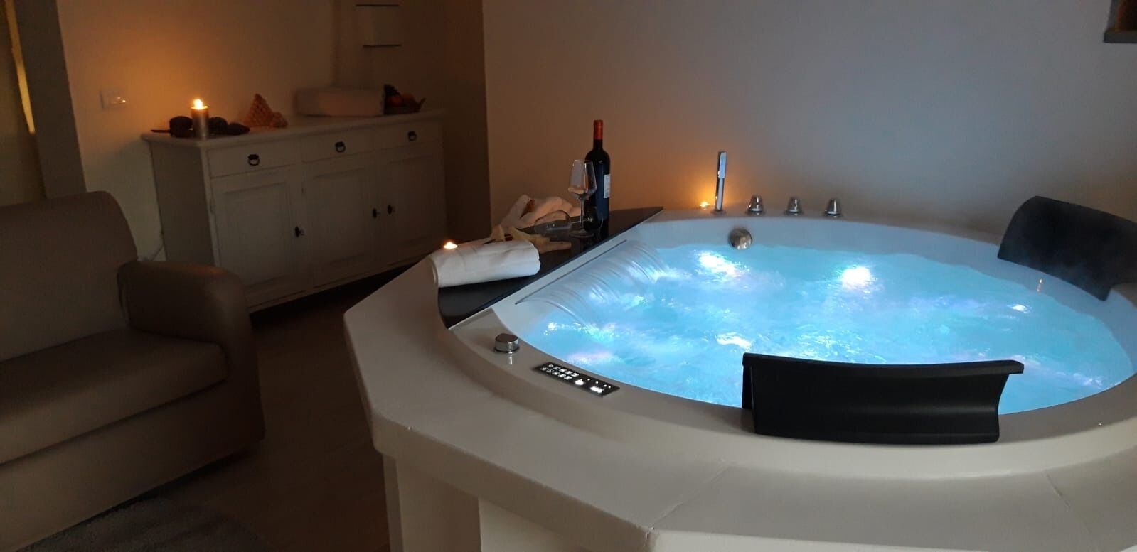 Suite with La Ripadoro whirlpool tub at the Residenze di Rivalto