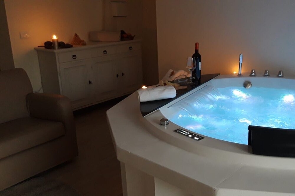 Suite with La Ripadoro whirlpool tub at the Residenze di Rivalto