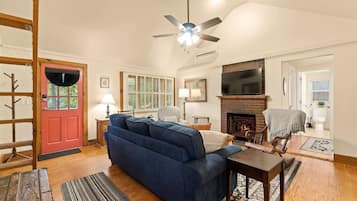 TV connectée, cheminée, livres