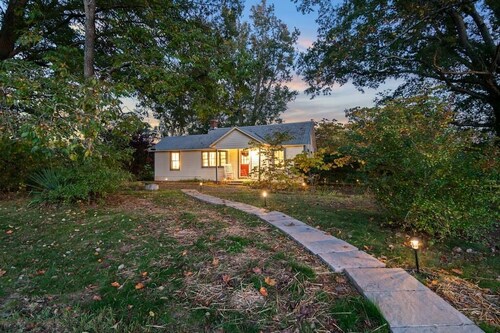 Country Cottage with Modern Amenities