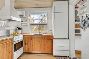 Køleskab, mikrobølgeovn, kogeplade, opvaskemaskine