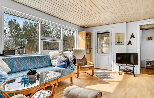 TV, fireplace - 3 bedroom amazing home in Glesborg (Glesborg)