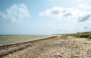 Beach nearby - 3 bedroom amazing home in Glesborg (Glesborg)