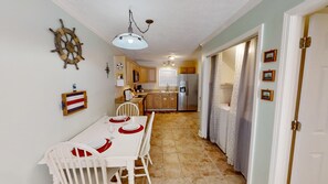 Dining - Pet Friendly Near Emerald Beach Short walk to Beach Free Golf Every Day! (Panama City Beach)