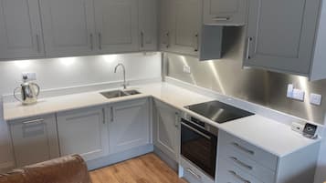 Cottage, 3 Bedrooms | Private kitchen | Electric kettle