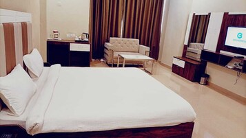 Escritorio, wifi gratis y ropa de cama 