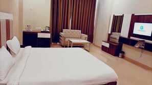 办公桌、免费 WiFi、床单