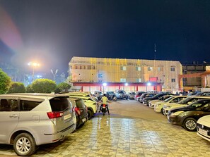مواقف سيارات مجانية