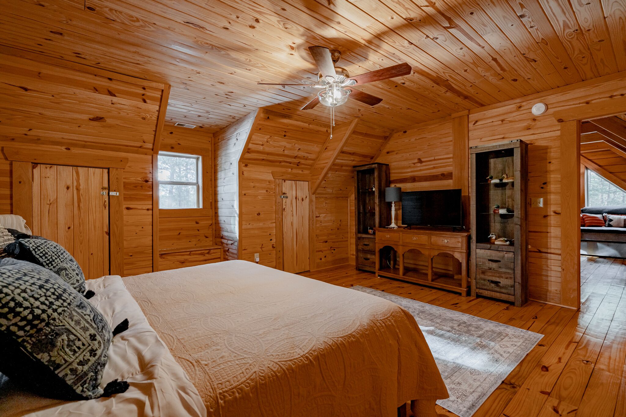 Secluded Log Cabin on Lake Monticello