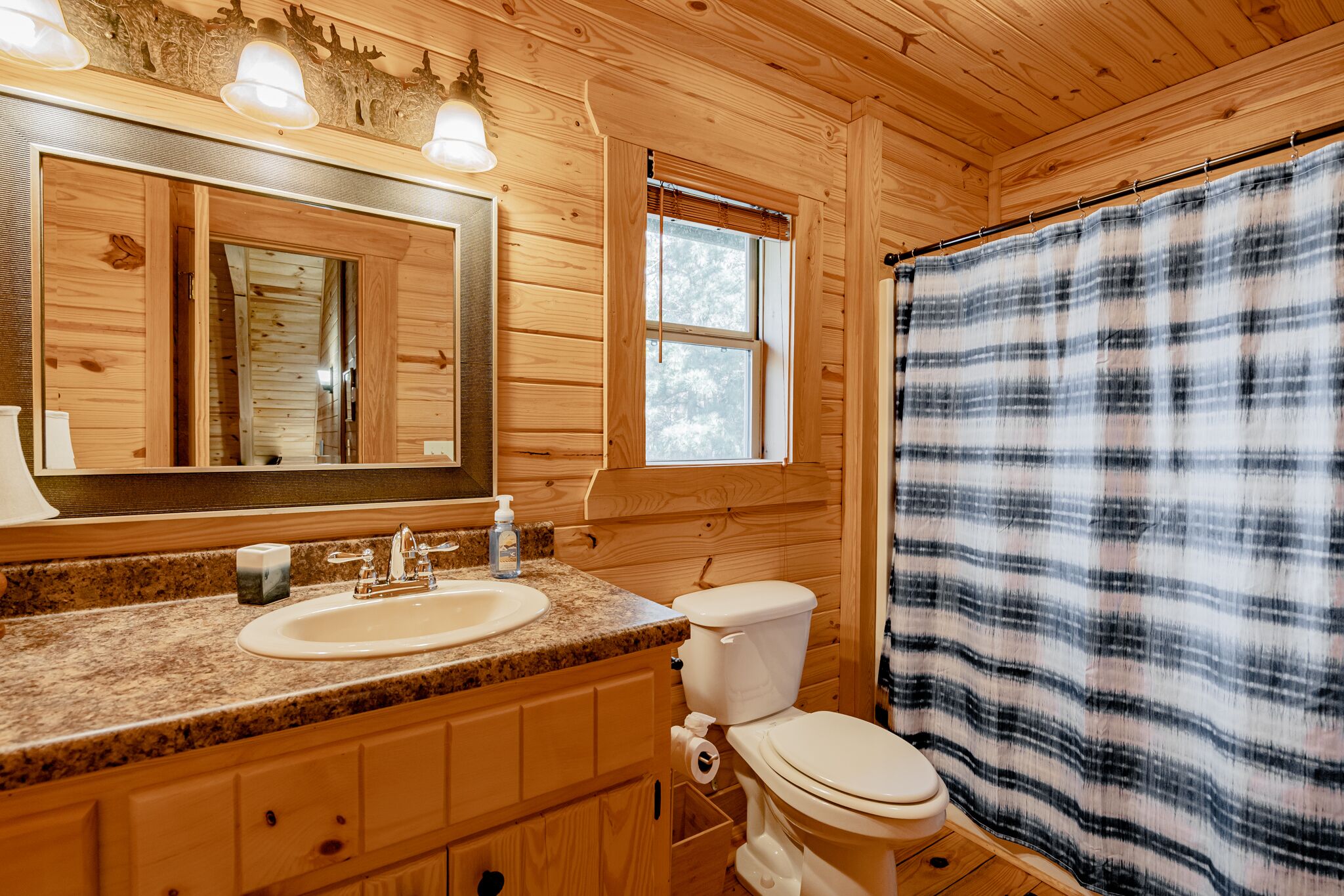 Secluded Log Cabin on Lake Monticello
