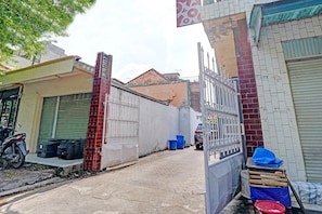 Exterior - Hotel O Kalimantan Surabaya Syariah (Surabaya)