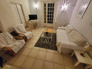 Télévision, cheminée, lecteur de DVD