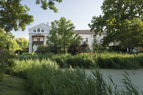 Spacious vacation apartment in a manor house near the Baltic Sea