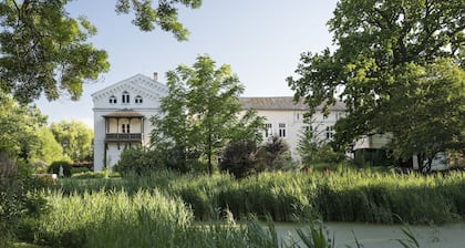 Spacious vacation apartment in a manor house near the Baltic Sea