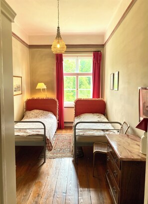 2 bedrooms, desk, travel cot, free WiFi