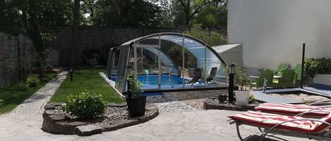 Piscina all'aperto, una piscina riscaldata