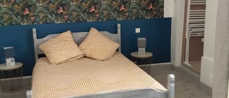 1 bedroom, desk, free WiFi, bed sheets