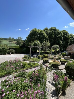 Appartement, salle de bains attenante, vue jardin | Vue depuis l’hébergement
