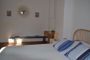 4 bedrooms, iron/ironing board, travel crib, WiFi - Mas Catalan: charm, authenticity & comfort by the sea (Alénya)