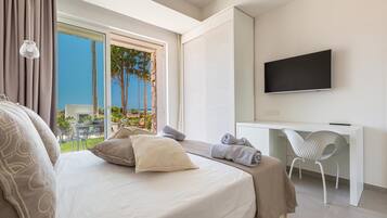 Room | 1 bedroom, minibar, in-room safe, free WiFi