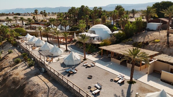 Voorkant accommodatie - avond/nacht