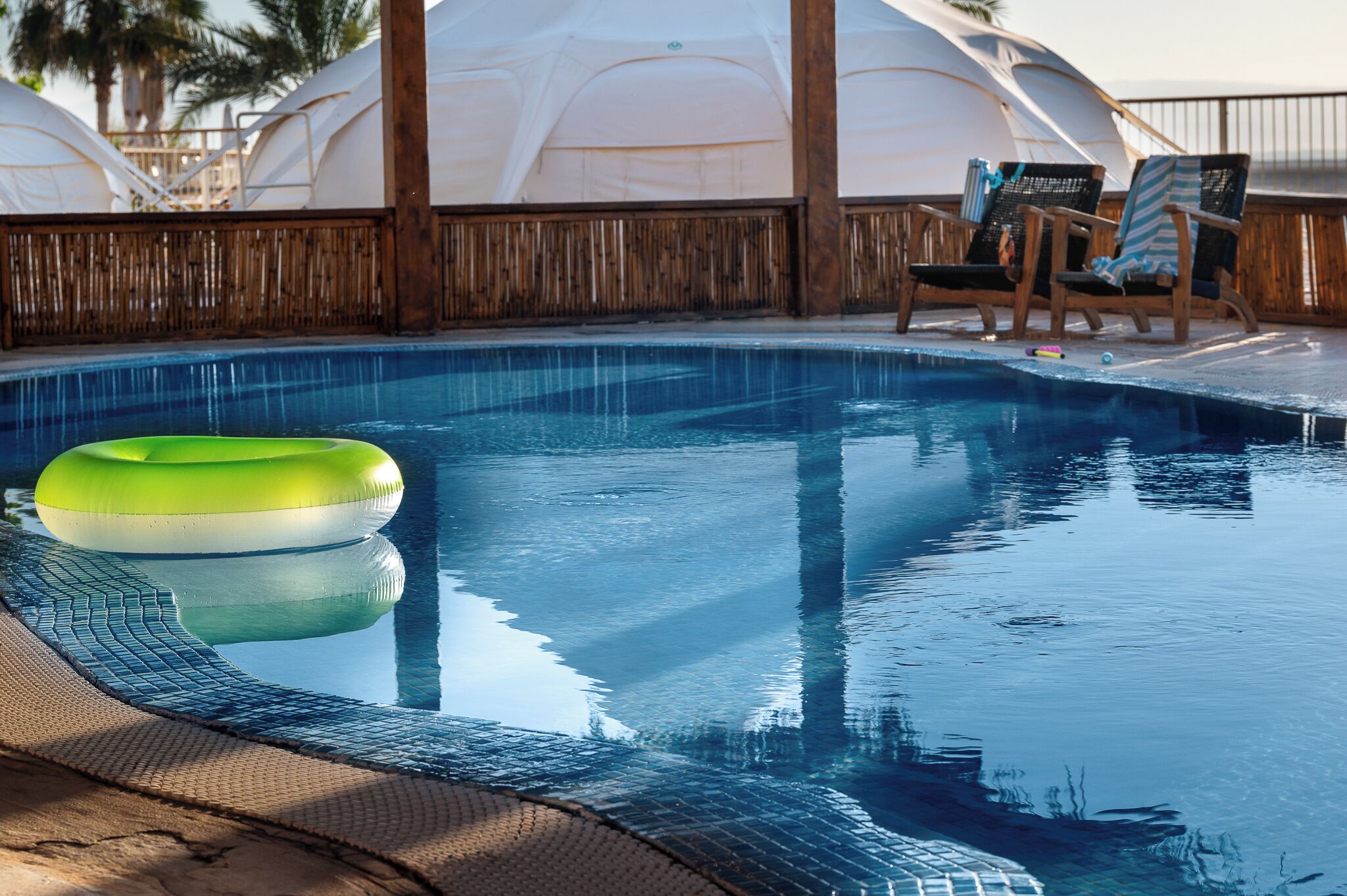 3 piscinas internas, guarda-sóis, espreguiçadeiras