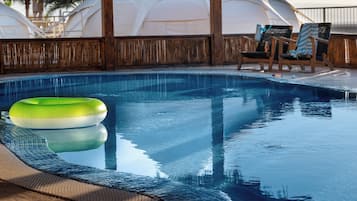 3 piscinas internas, guarda-sóis, espreguiçadeiras