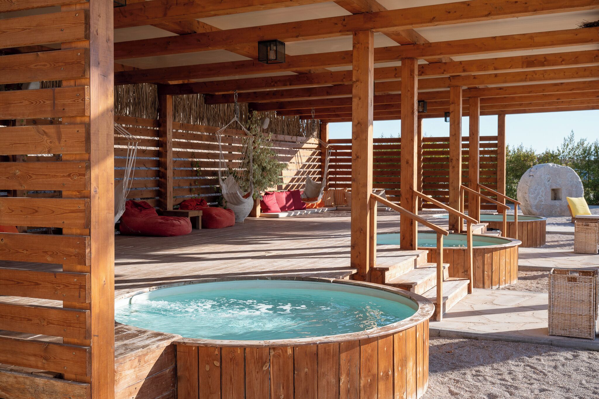 Jetted bathtub
