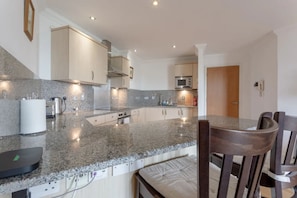 Basic Apartment, Multiple Beds | Private kitchen