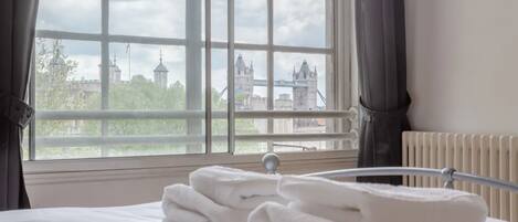 Apartamento básico, varias camas | 2 dormitorios y ropa de cama