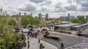 A busy urban street with historic buildings, a prominent bridge, and a modern building with a dome. - Large & Central 2BD Flat - Tower Hill (London)