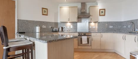 Basic Apartment, Multiple Beds | Private kitchen | Fridge, microwave, oven, stovetop